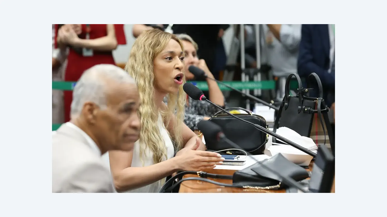 MPF processa Ratinho e SBT por discurso transfóbico contra Erika Hilton