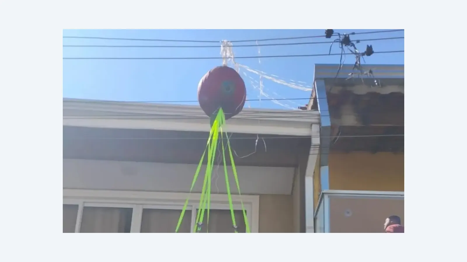 Balão causa incêndio em residência de Carapicuíba e é retirado pela Defesa Civil