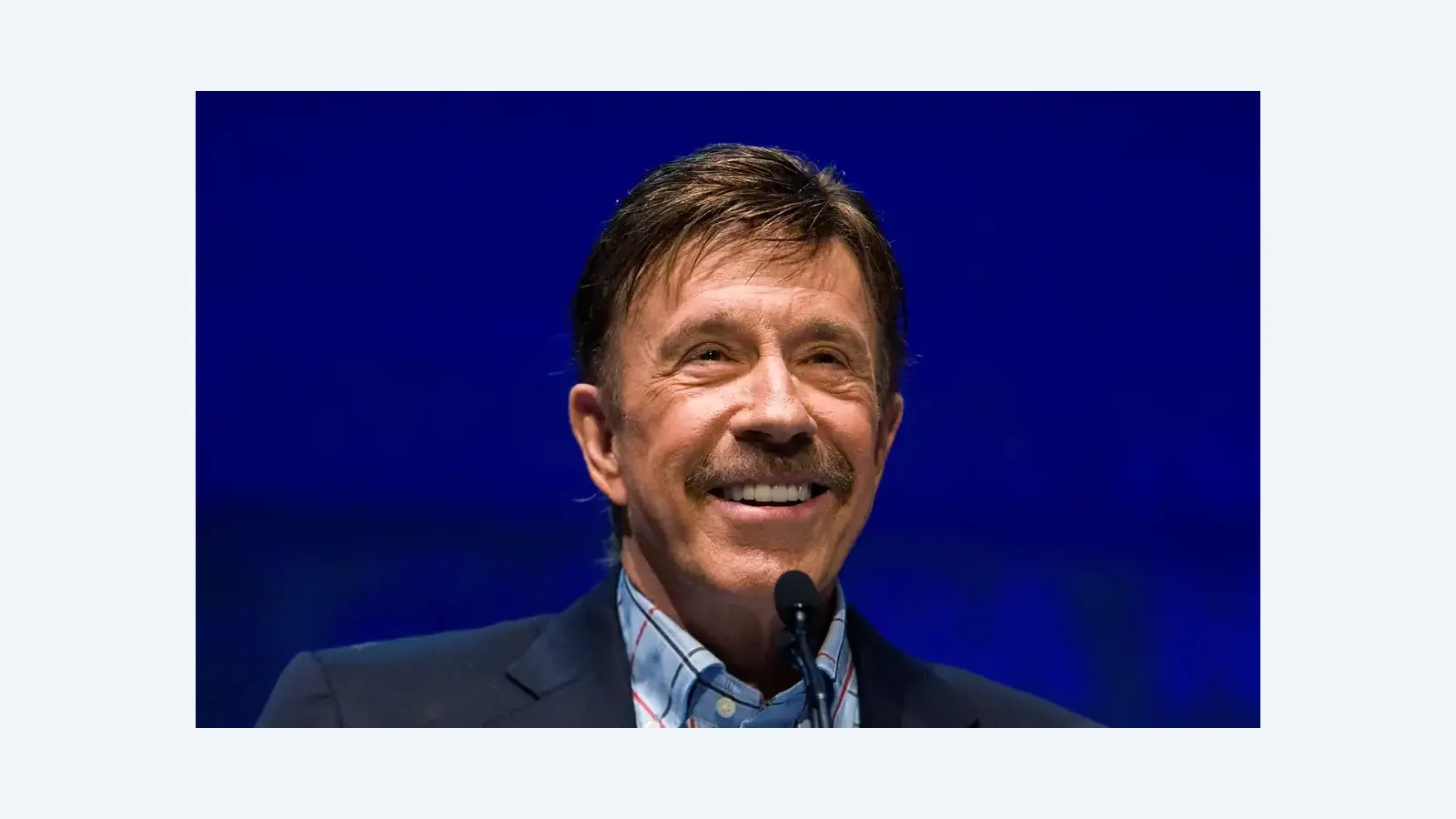 Morre Chuck Norris, ícone dos filmes de ação e dos memes, aos 86 anos