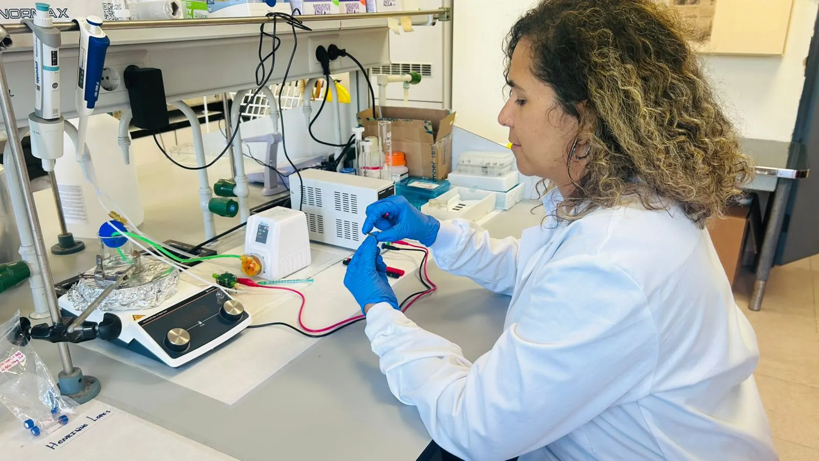 Novo método reduz custo e acelera produção de ânodo para hidrogênio verde