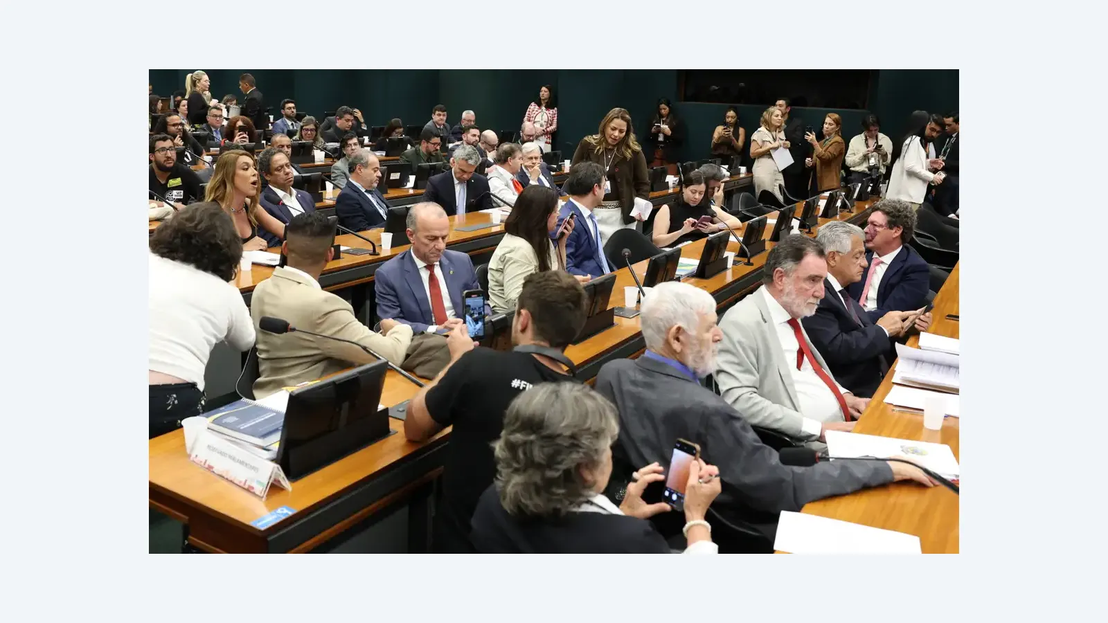 Pedido de vista adia votação da PEC que acaba com escala 6x1 na Câmara