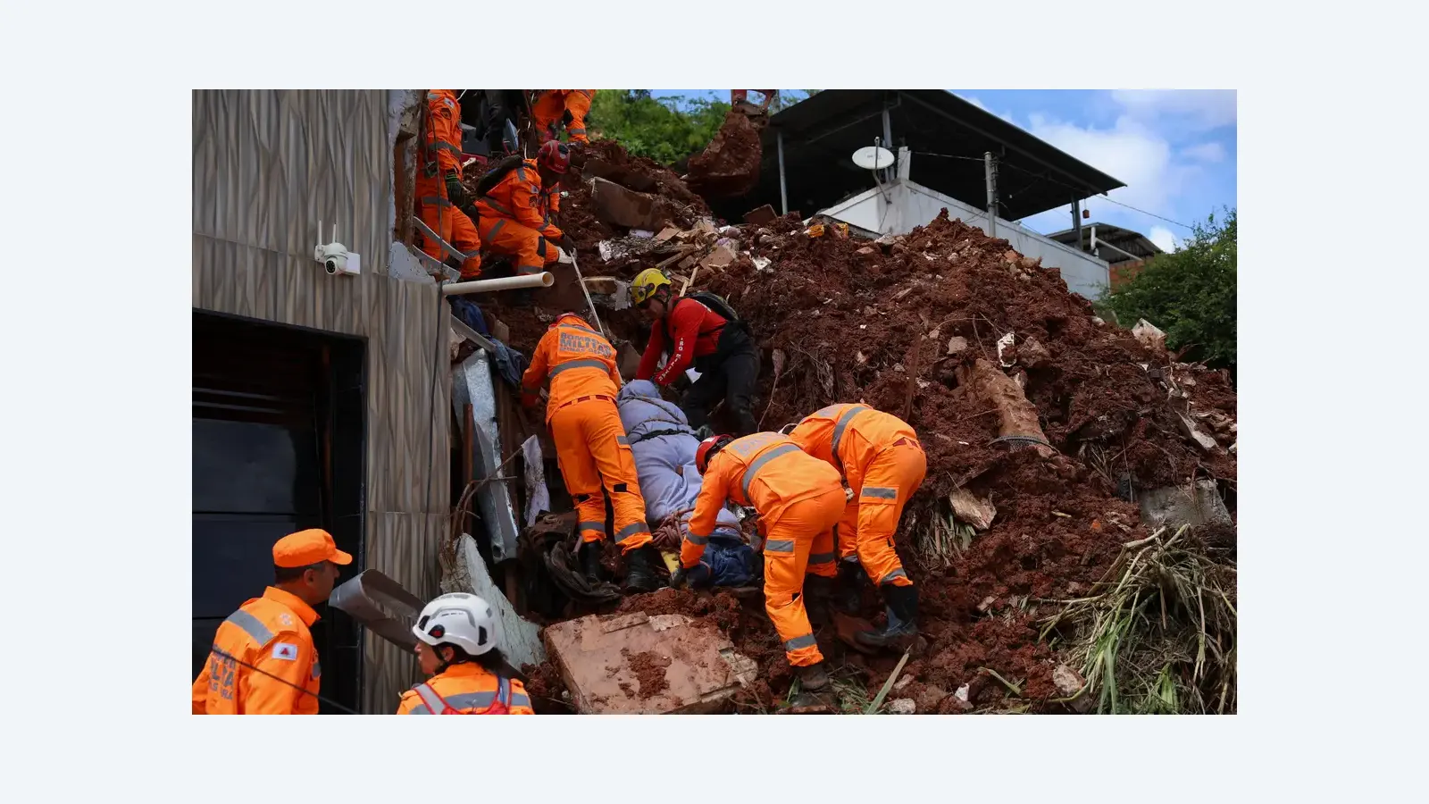 Temporal em Minas Gerais deixa 53 mortos e alerta de novas chuvas
