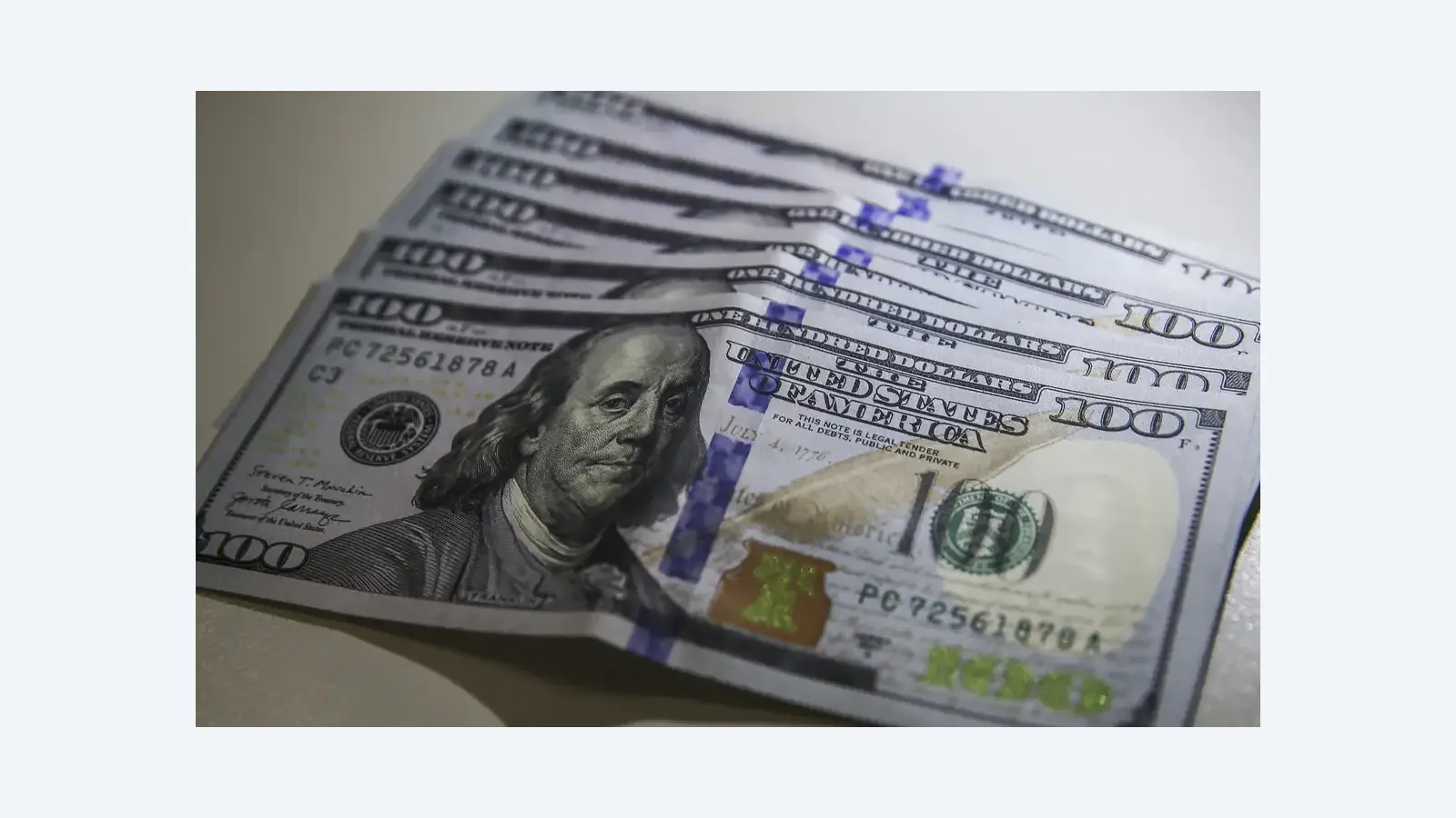 Dólar cai a patamar pré-conflito e bolsa registra leve alta