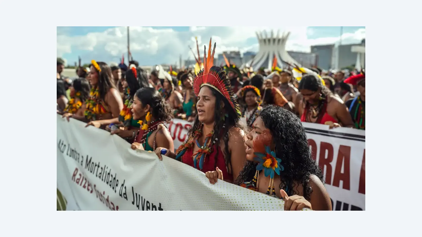 Indígenas de todo o Brasil marcham em Brasília por direitos e proteção ambiental
