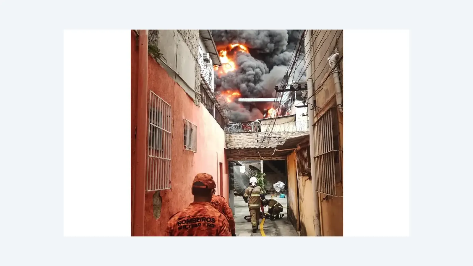 Incêndio de grande porte consome galpão em Ramos, Rio de Janeiro