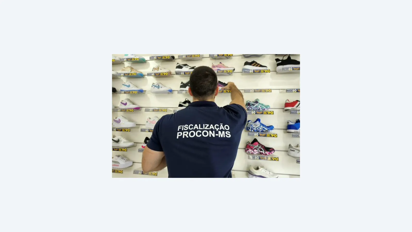 Procon apreende mais de mil tênis falsificados em Campo Grande
