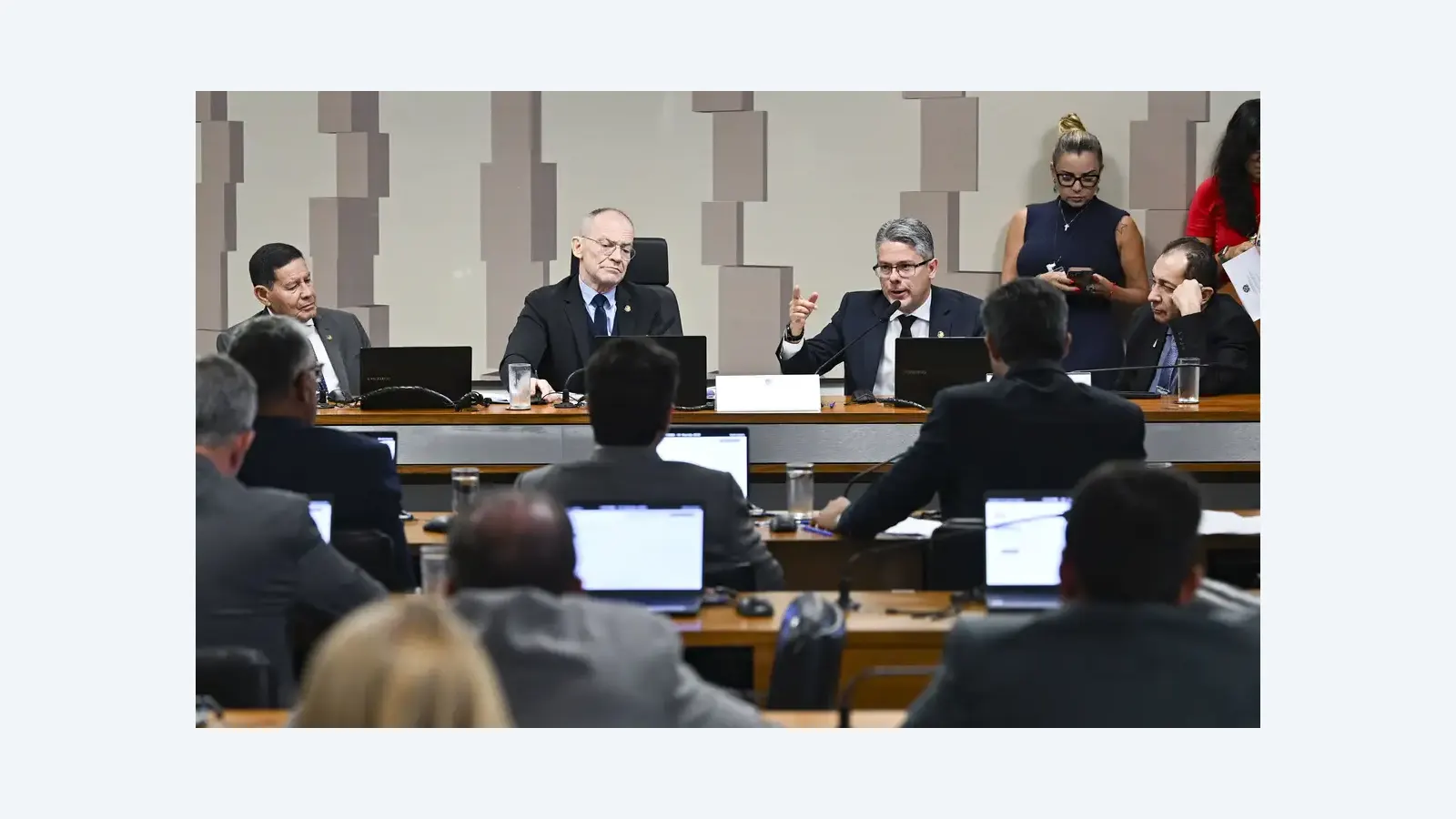 CPI do Crime aprova investigação sobre beneficiários do Banco Master