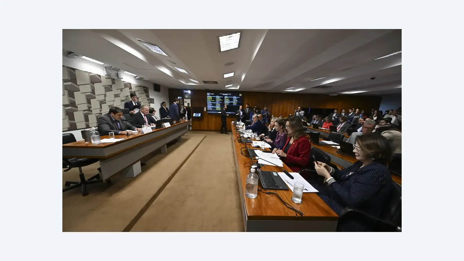 Senadores questionam CVM por suposta omissão no caso Banco Master