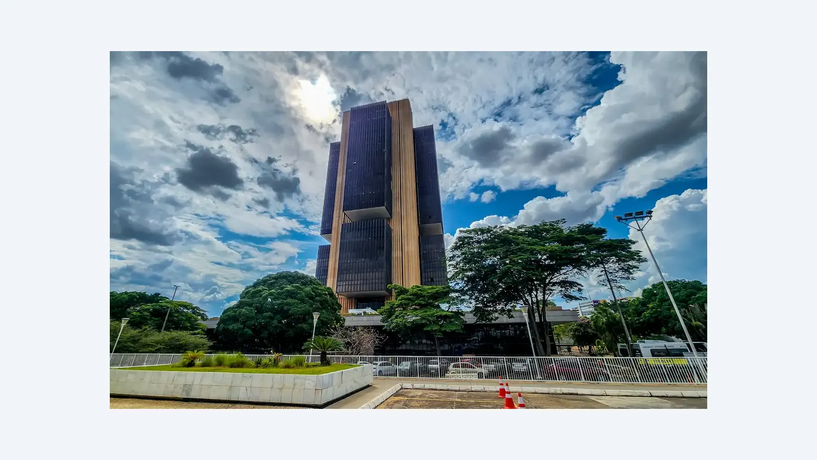 Banco Central reduz taxa Selic a 14,75% para estimular economia