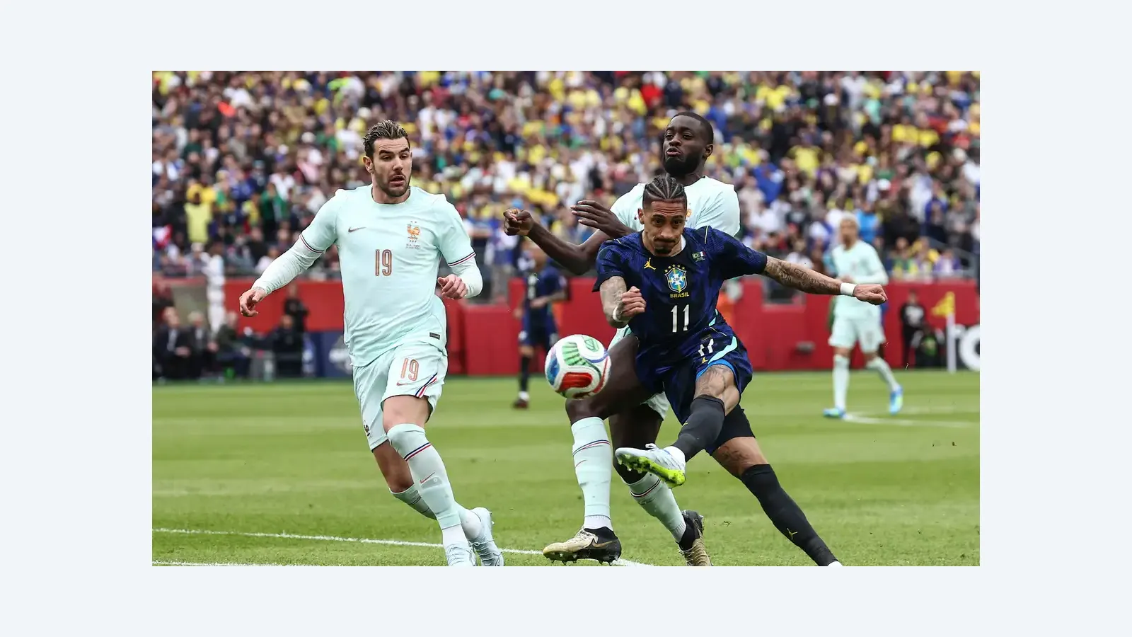 Raphinha e Wesley são cortados da seleção brasileira por lesão