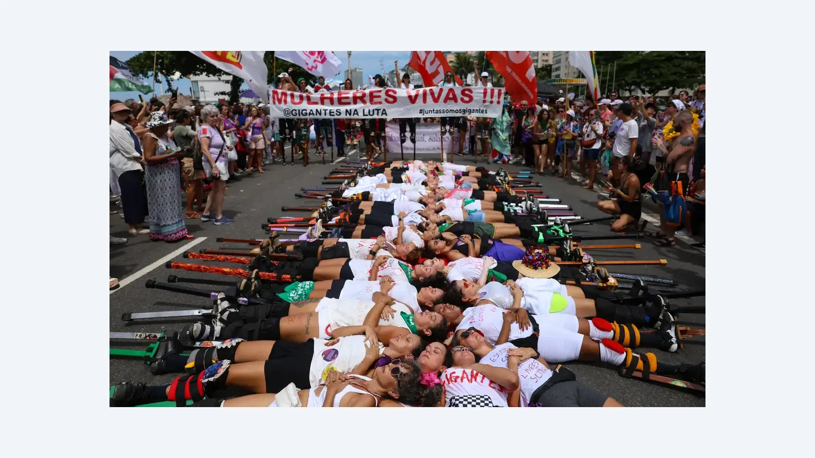 Mulheres protestam em Copacabana contra violência de gênero