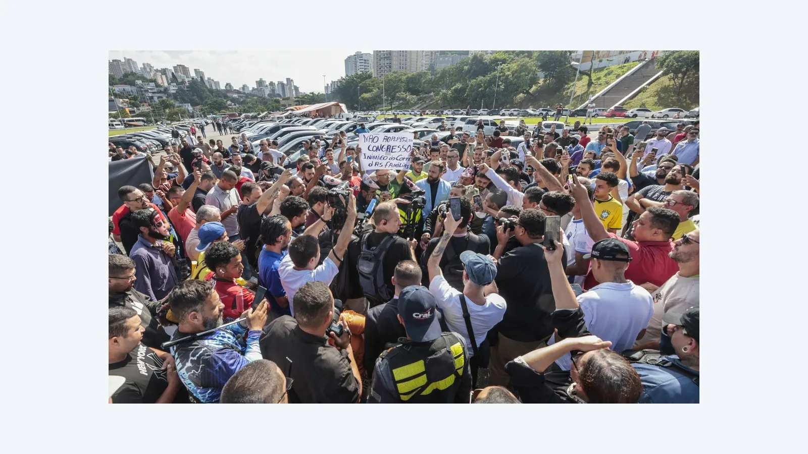 Motoristas de aplicativo protestam contra projeto que regula serviços em SP