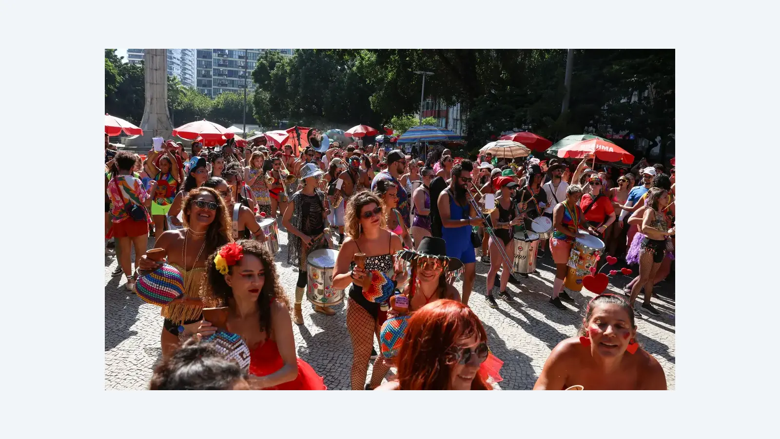 Calor intenso provoca cinco atendimentos por hora no carnaval do Rio