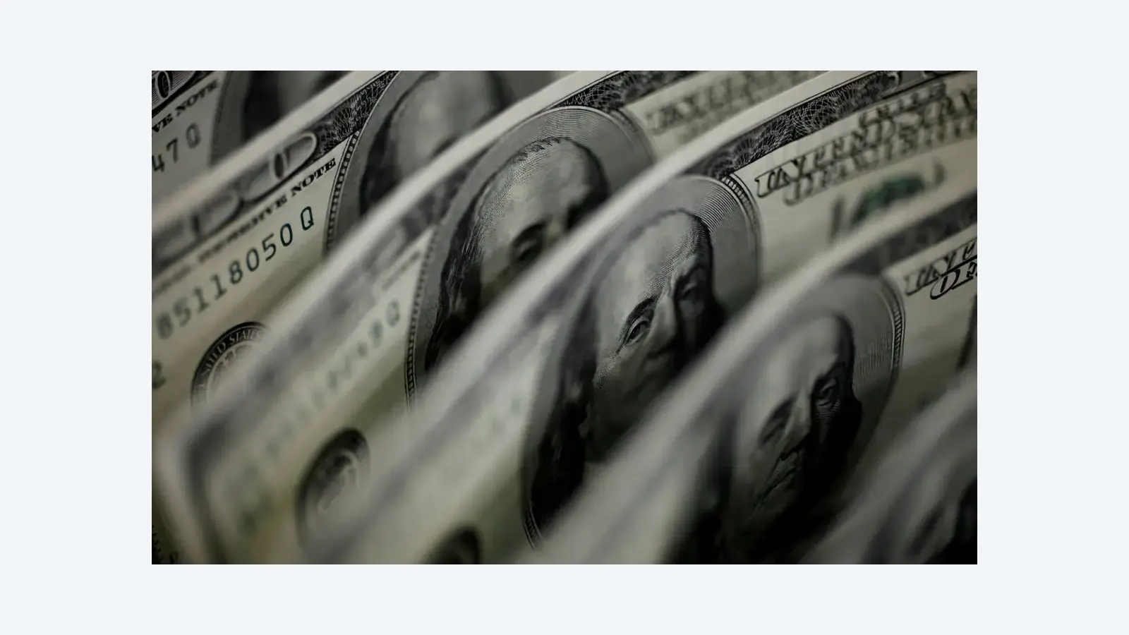 Dólar se aproxima de R$ 5,25 com tensão no Oriente Médio e inflação alta