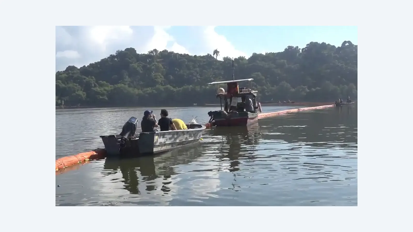 Barreiras de cabelo humano ajudam a conter óleo na Baía de Guanabara