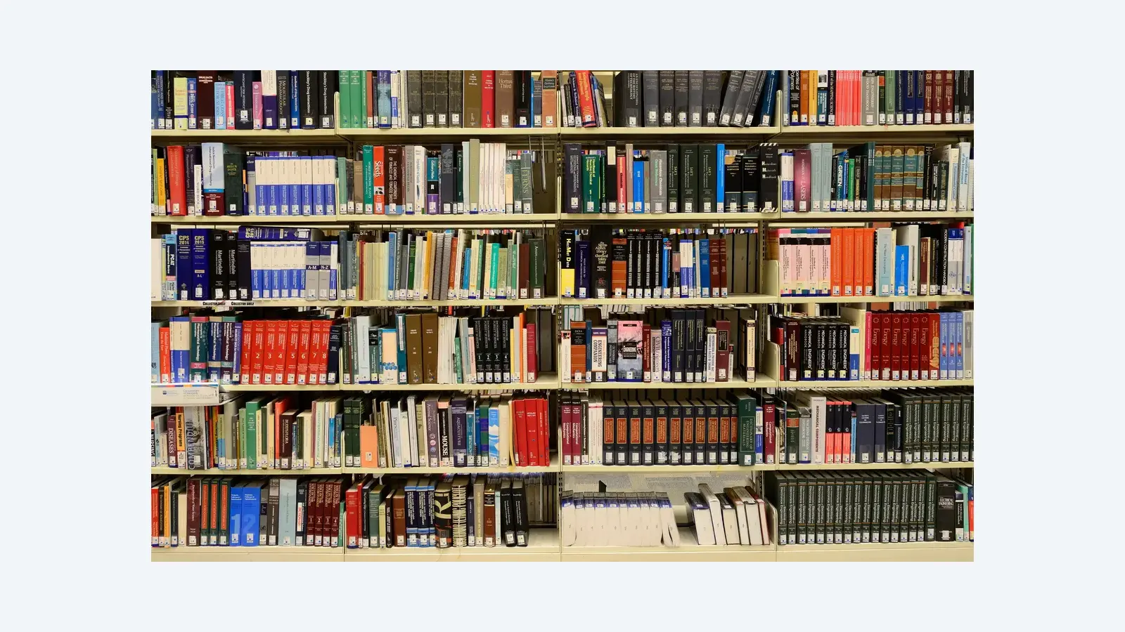MEC lança app gratuito com 8 mil livros para leitura digital