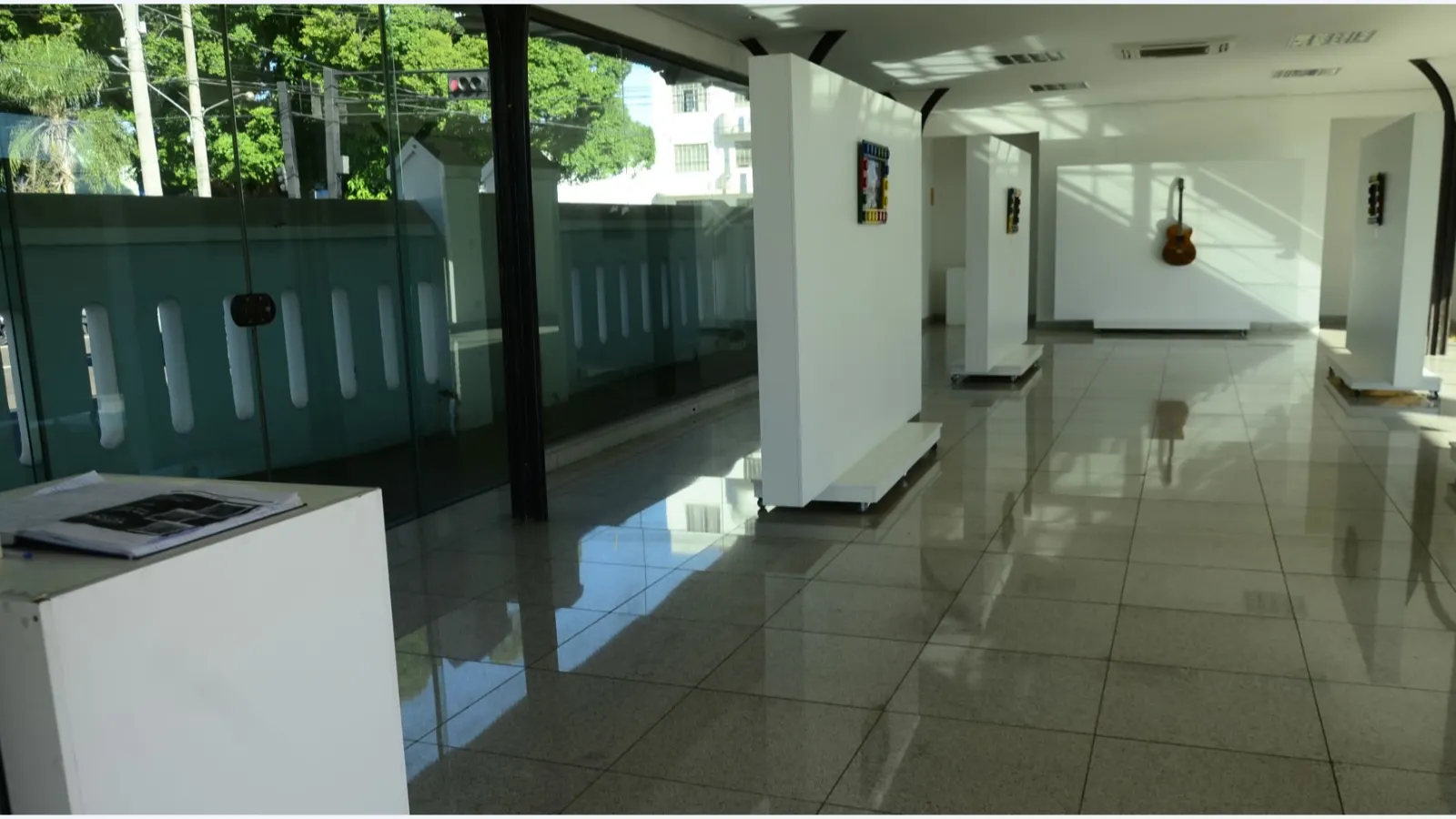 Exposição 'ENTORNO' de Carlos Nunes discute descarte urbano em Campo Grande
