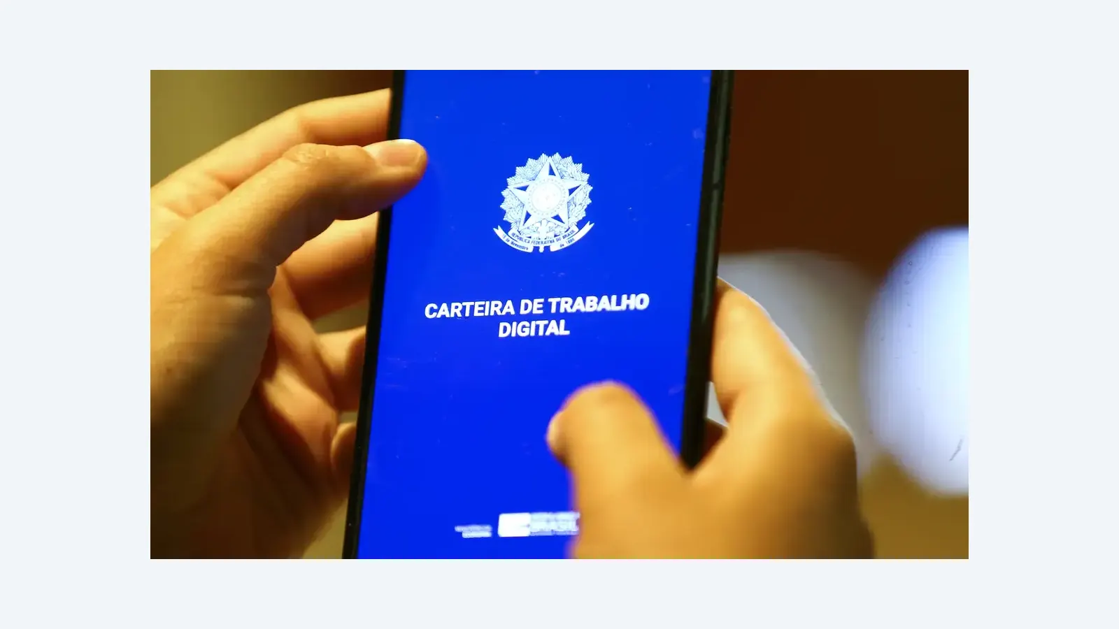 Desemprego no Brasil mantém-se em 5,4% no trimestre até janeiro de 2026