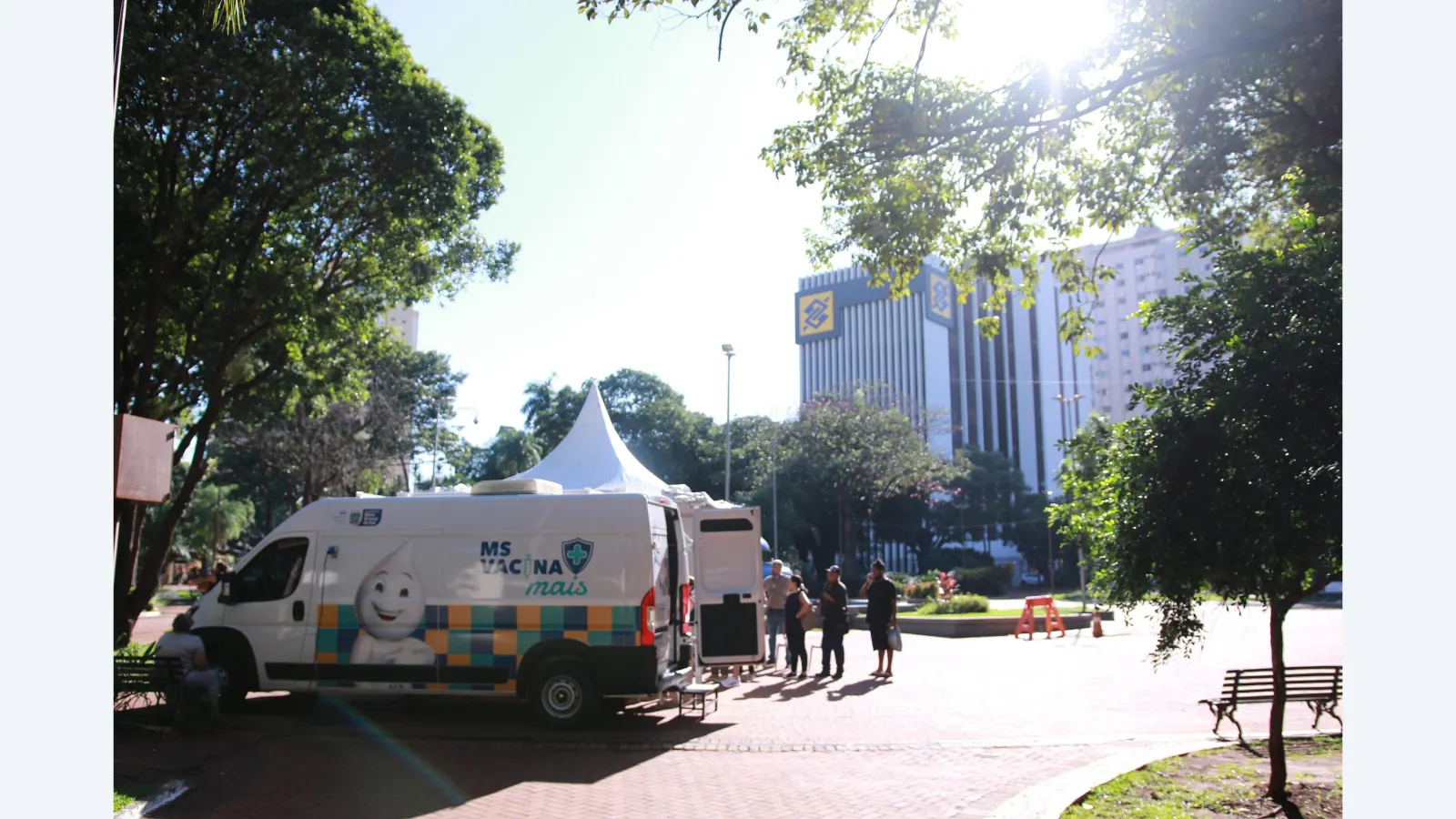 Dia D de Vacinação em Campo Grande reúne moradores na Praça Ary Coelho