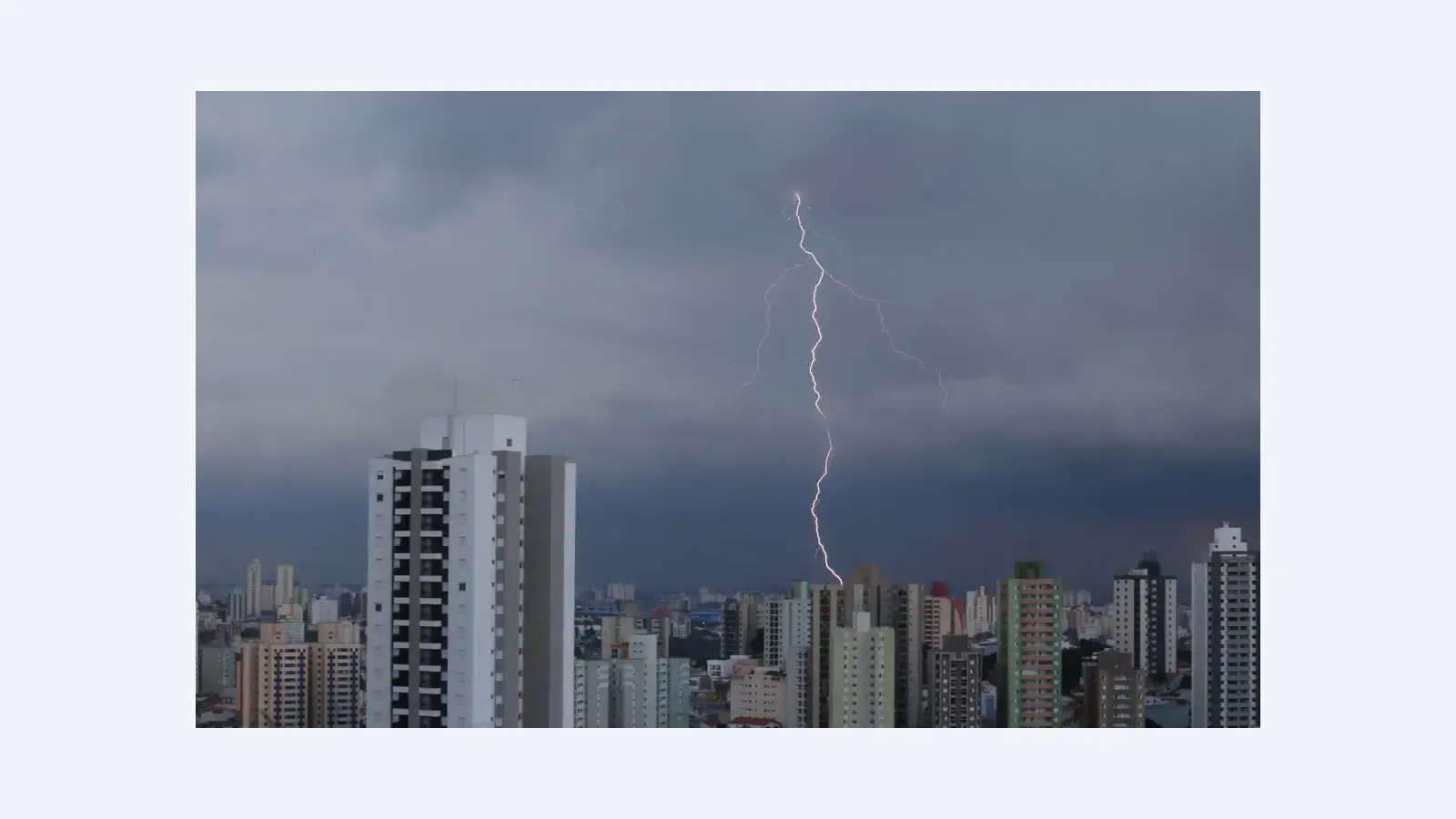 Fortes chuvas causam alagamentos e alertas em São Paulo