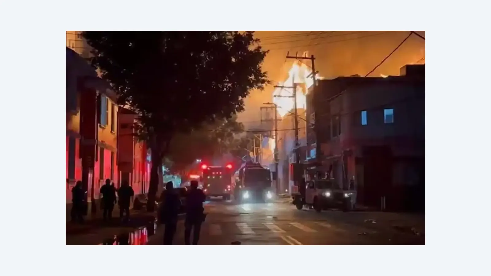 Incêndio de grande escala atinge fábrica no Brás, São Paulo