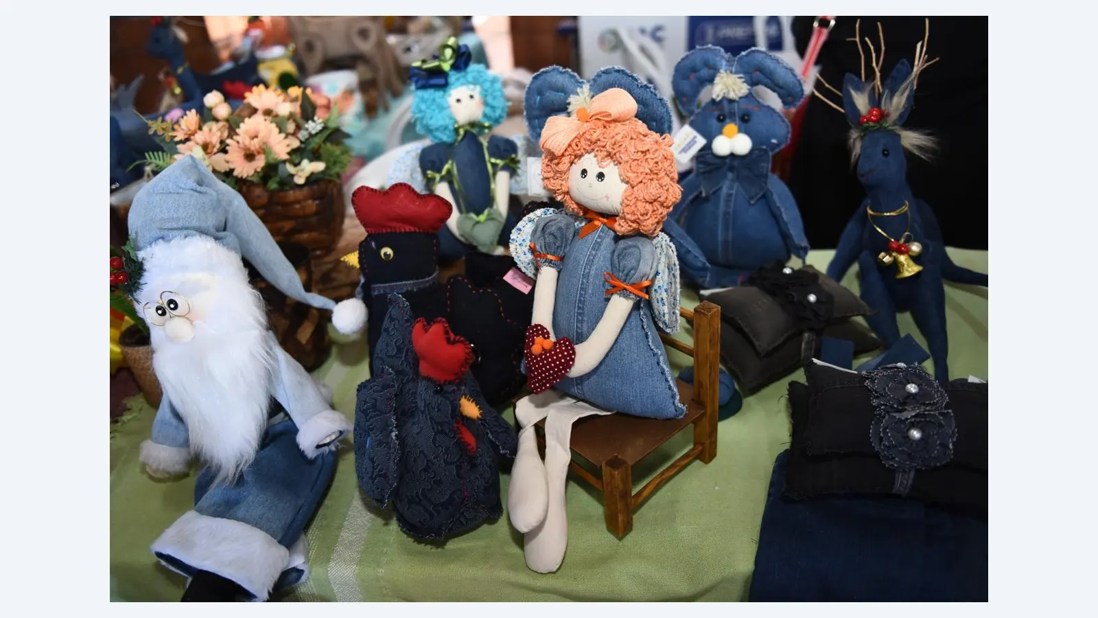 Resíduos se transformam em renda e artesanato em mutirão comunitário
