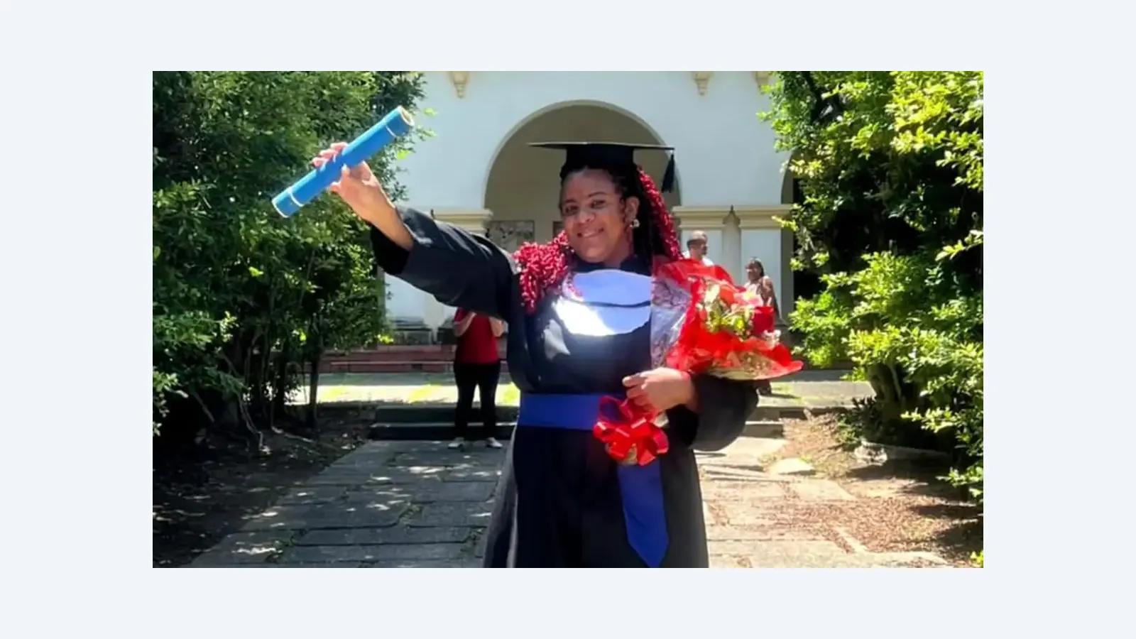 Mulher trans supera transfobia e ingressa na universidade após 25 anos