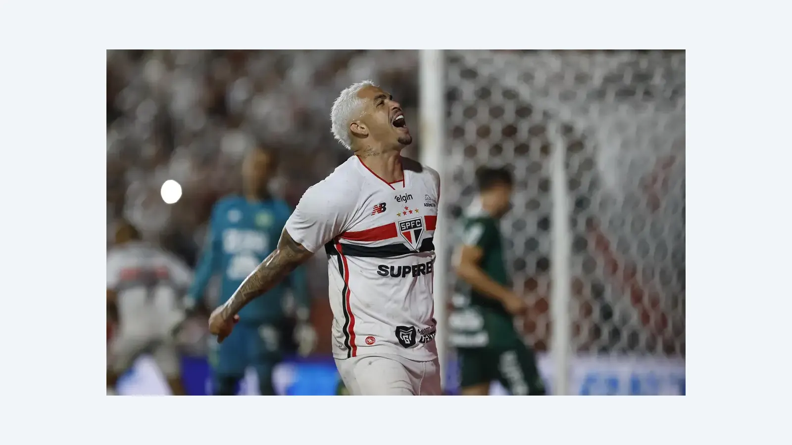 São Paulo lidera o Brasileirão após vitória contra Chapecoense