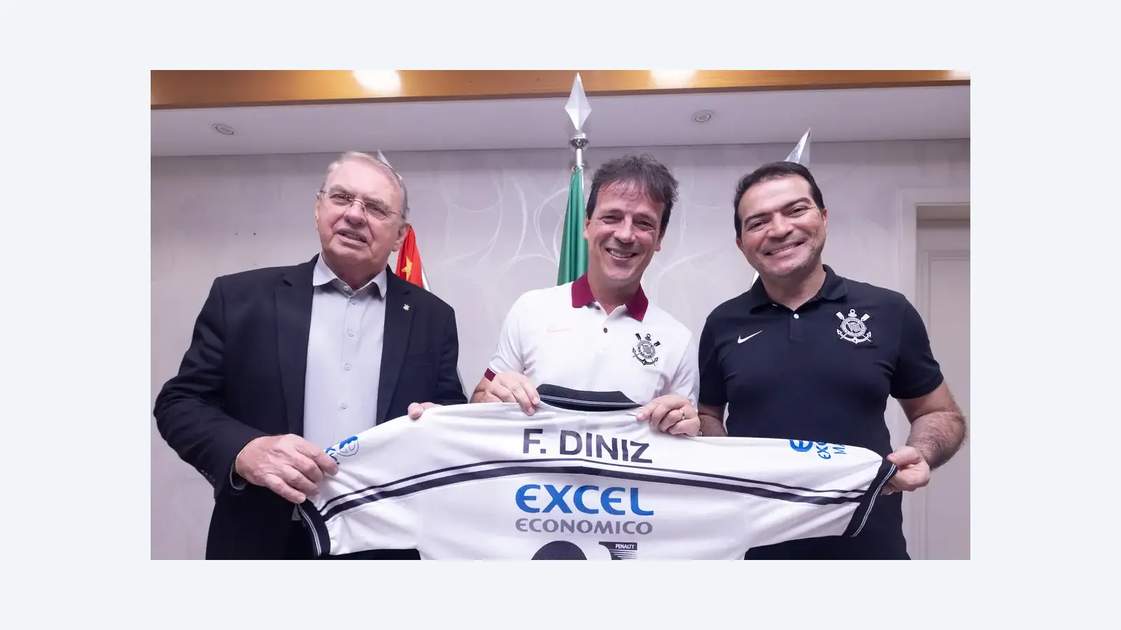 Fernando Diniz assume comando do Corinthians até 2026