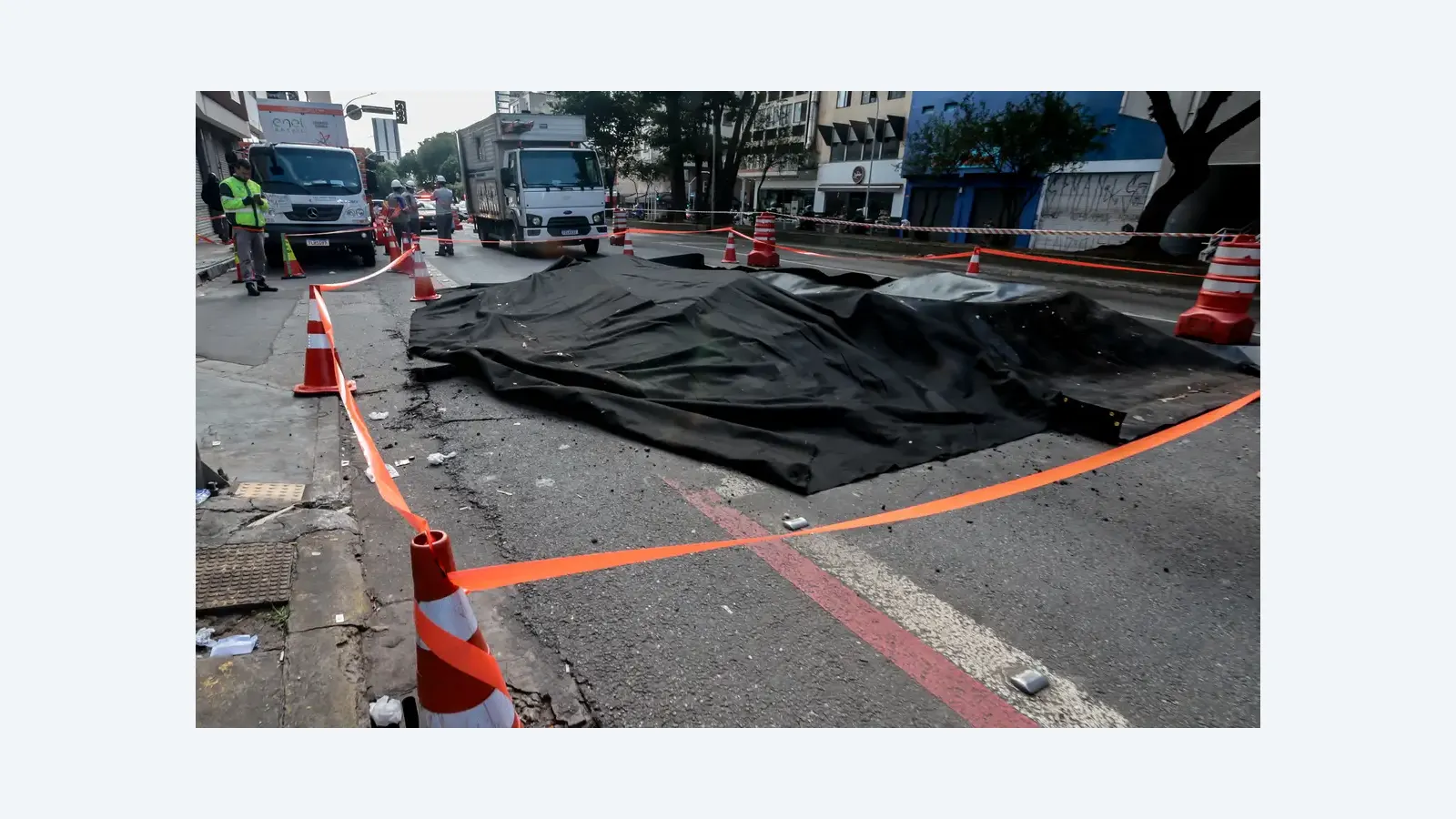 Explosão causa grande buraco na Rua da Consolação em São Paulo