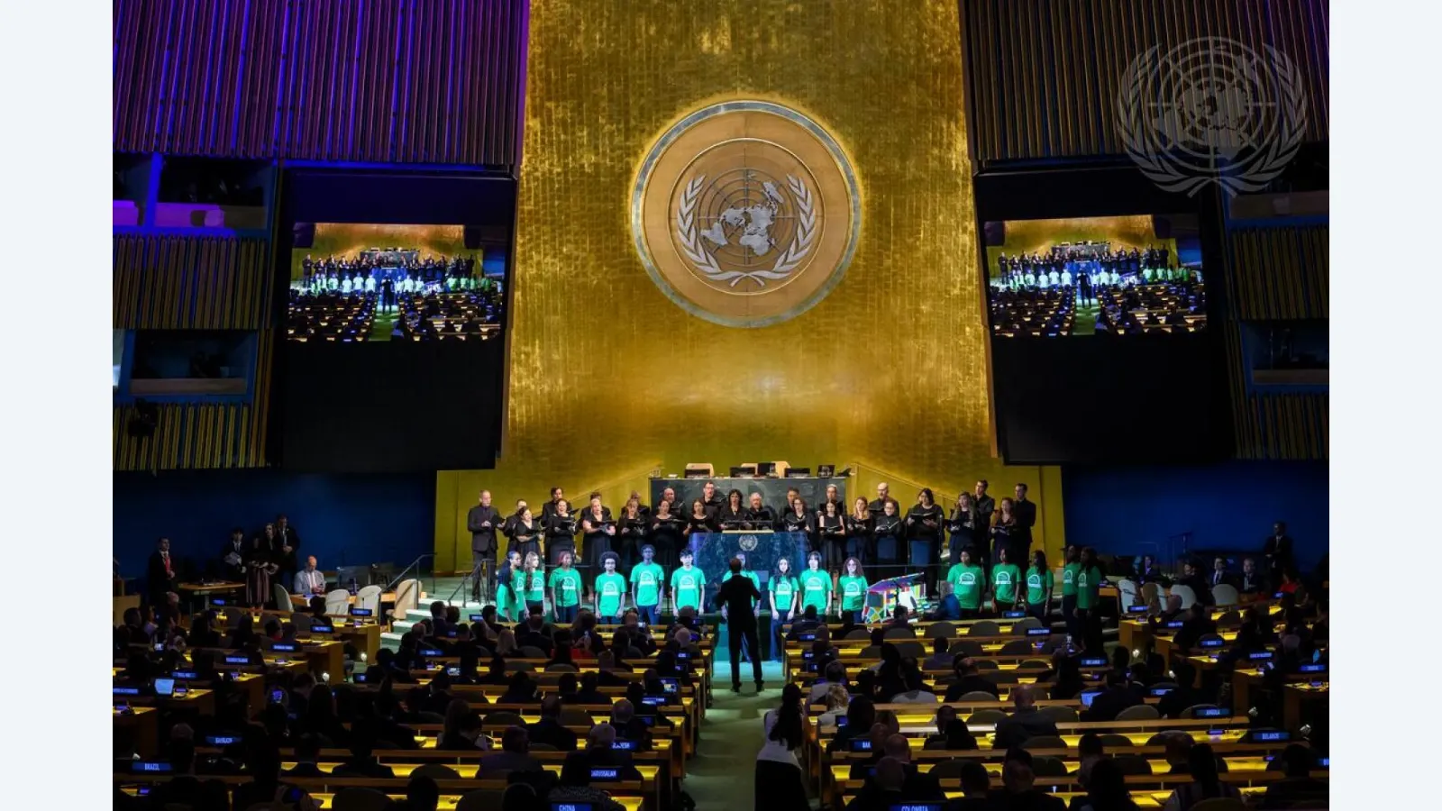 ONU alerta sobre riscos digitais para crianças e jovens no mundo moderno