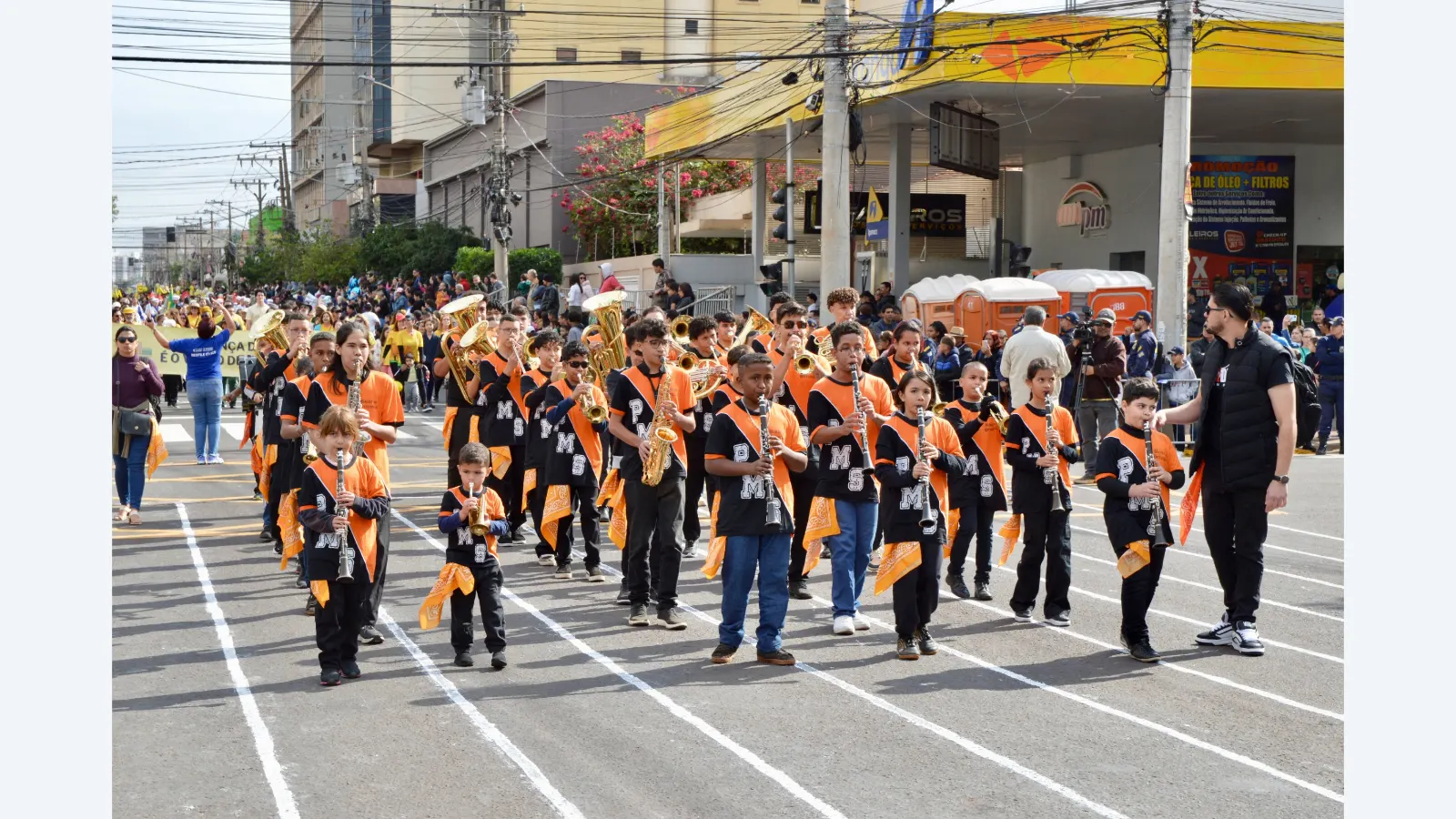 Campo Grande celebra 127 anos com desfile cívico-militar e bolo gigante