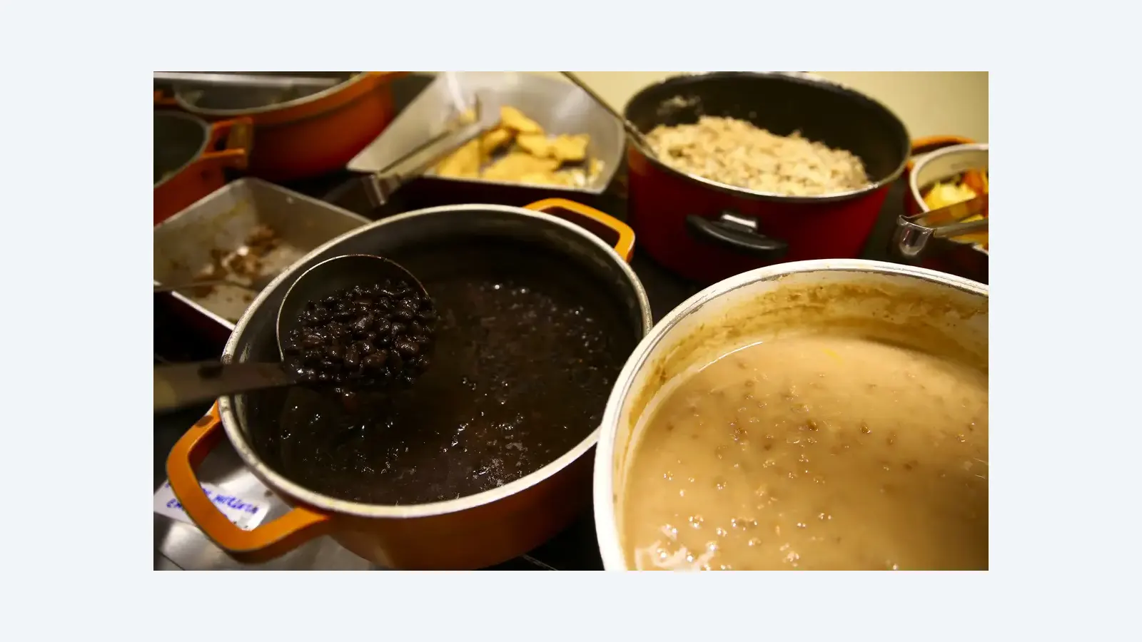 Insegurança alimentar atinge 60% das famílias em favelas brasileiras, revela estudo