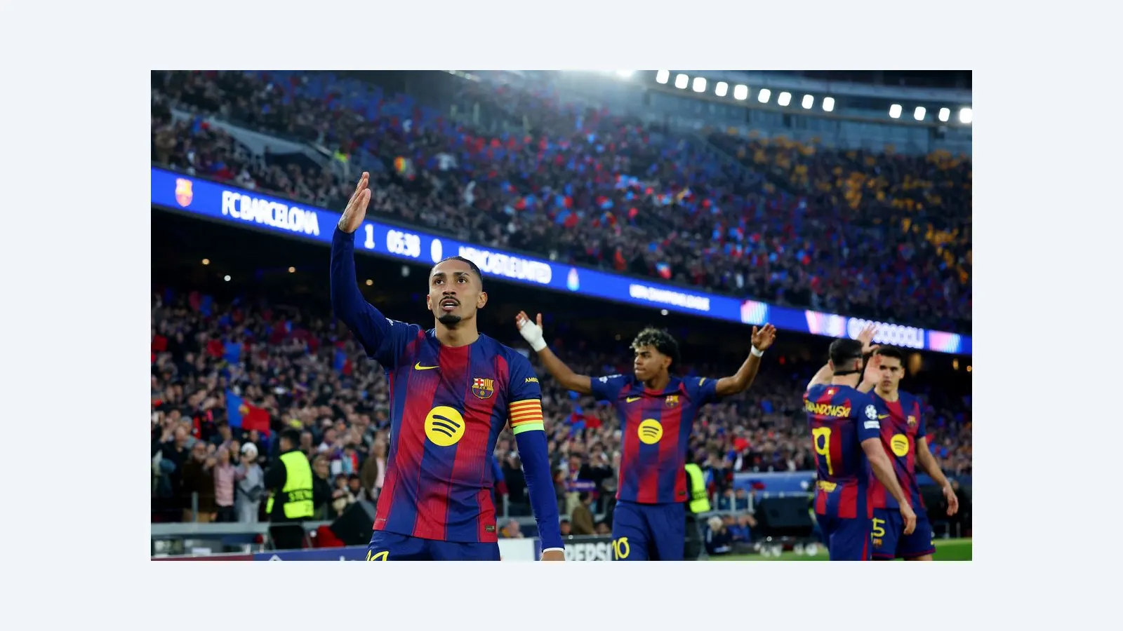 Raphinha brilha em goleada do Barcelona e avança na Champions