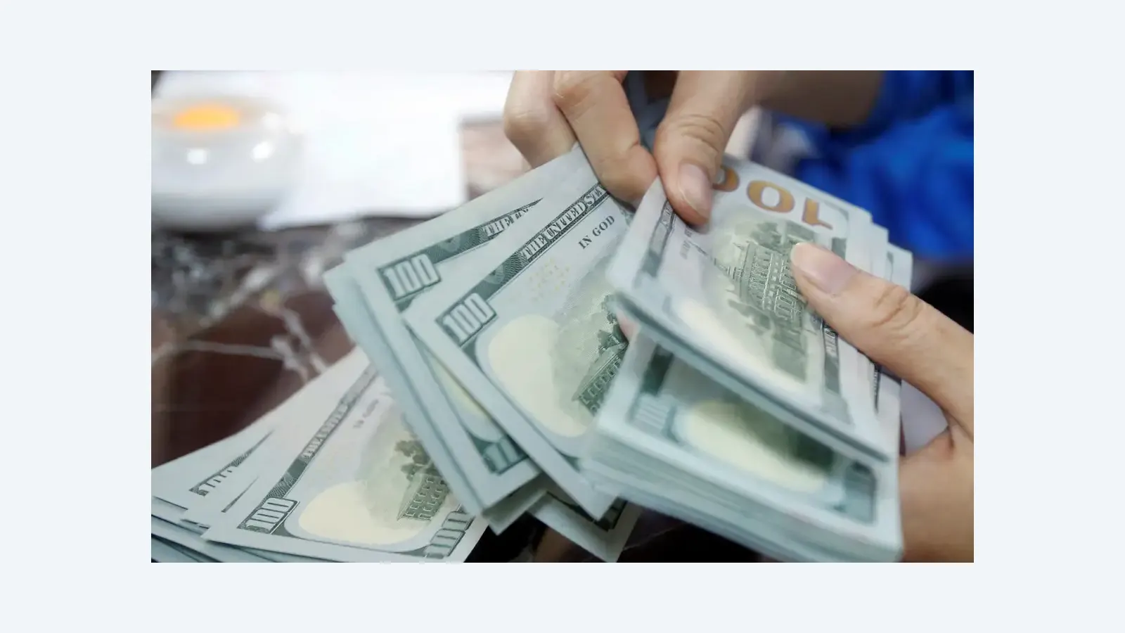 Dólar cai 1,6% e fecha em R$ 5,23 com alívio no mercado global