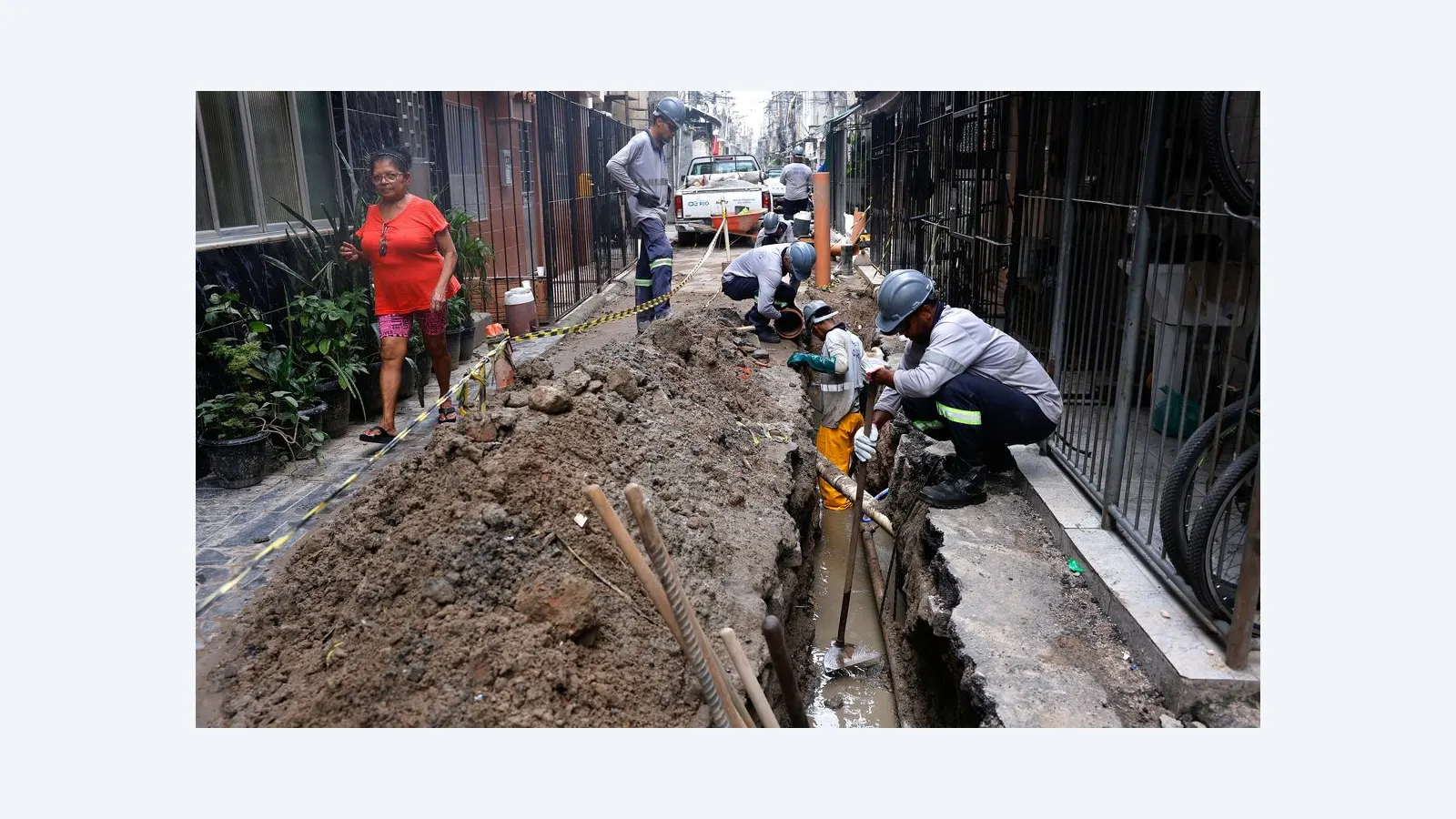Maré inicia obras de esgoto, mas drenagem e lixo ainda causam alagamentos