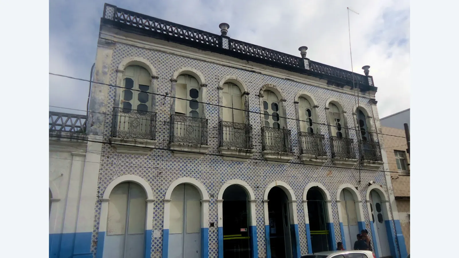 Foto ilustrativa de arquivo — Edifício construído no século XIX, com fachada revestida com azulejos portugueses. Tombado em 1997. Abriga a agência do Instituto Nacional de Seguridade Social.
