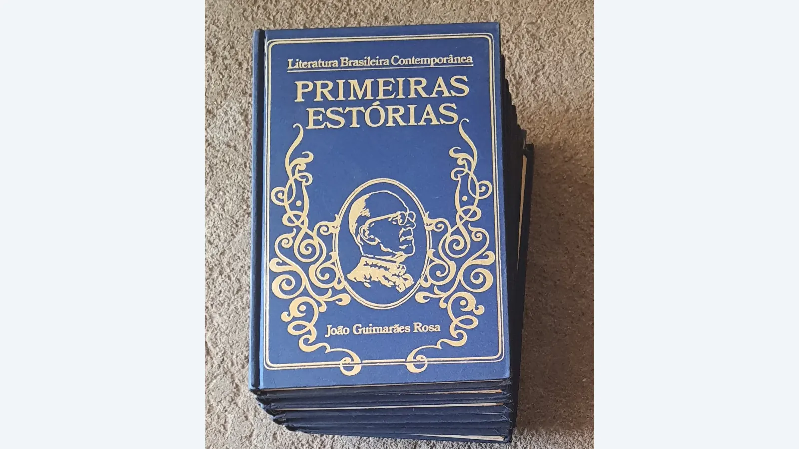 Foto ilustrativa de arquivo — Pilha de livros com capa azul onde se pode ler o texto: primeiras estórias de José Guimãres Rosa.