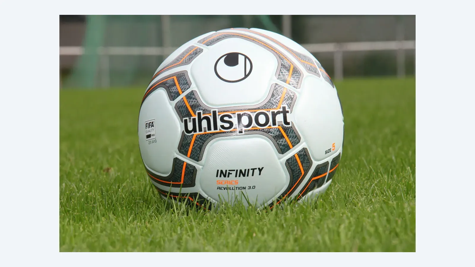 Foto ilustrativa de arquivo — uhlsport football INFINITY REVOLUTION 3.0 lying on grass
