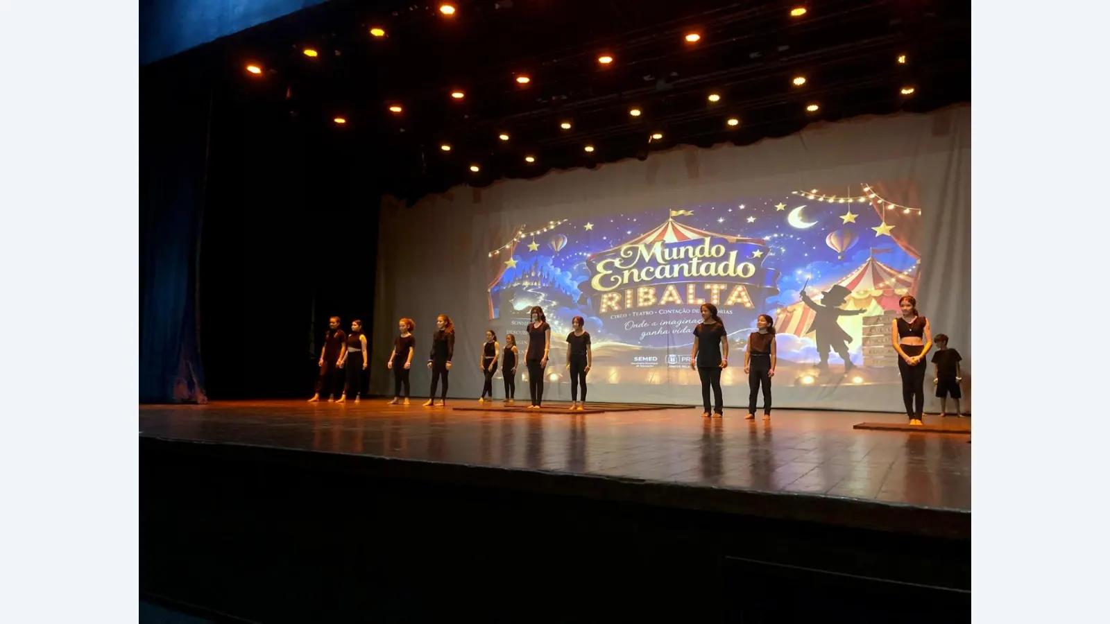Alunos da Reme Encantam Público com Teatro e Circo no Glauce Rocha