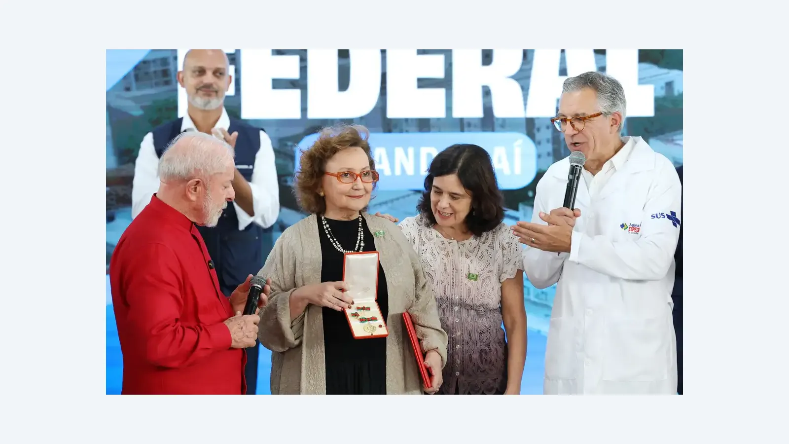 Margareth Dalcolmo recebe medalha Oswaldo Cruz por contribuição à saúde